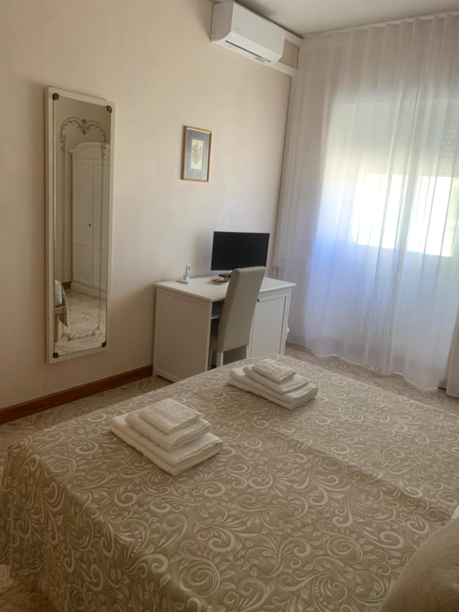 Porta Napoli Rooms Лече Екстериор снимка